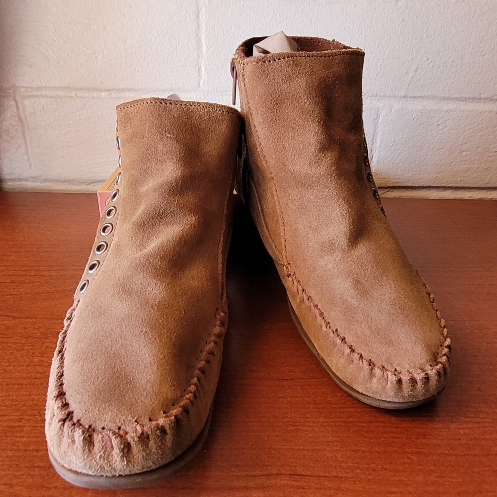 Women's Tan Minnetonka Moccasins Size 7